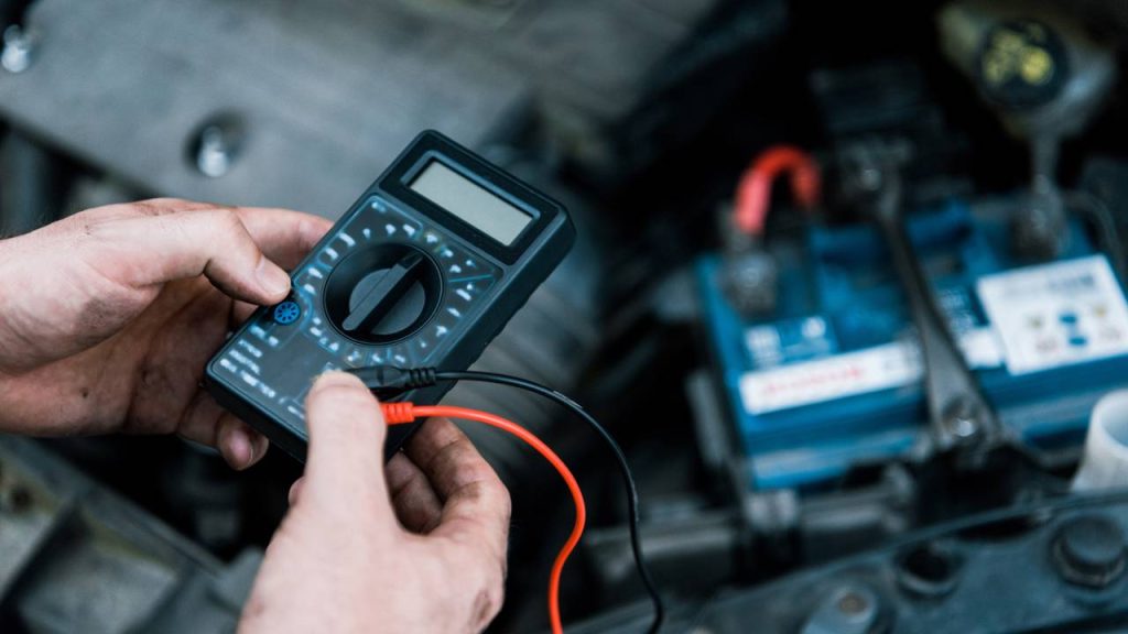 Trocar a bateria do carro pesa no bolso e exige atenção para não ter dor de cabeça