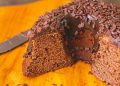 Bolo de chocolate rápido, fofinho e super molhadinho: receita fácil para adoçar o seu dia