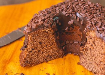 Bolo de chocolate rápido, fofinho e super molhadinho: receita fácil para adoçar o seu dia