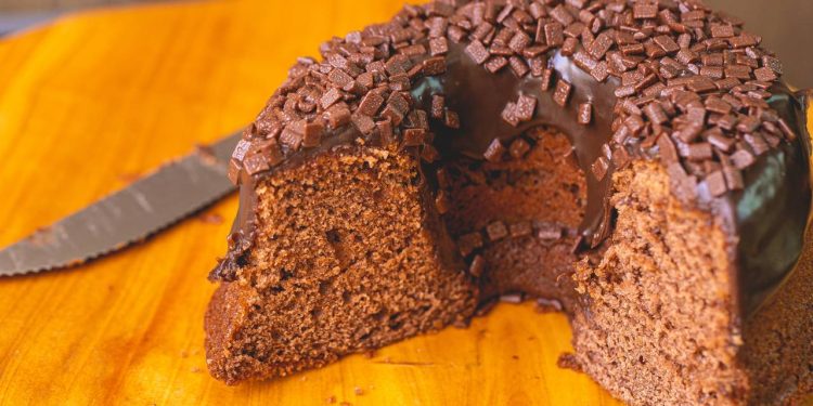 Bolo de chocolate rápido, fofinho e super molhadinho: receita fácil para adoçar o seu dia