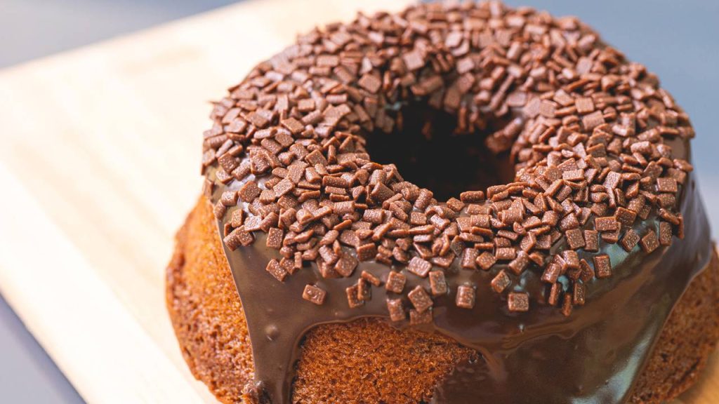 Bolo de chocolate rápido, fofinho e super molhadinho: receita fácil para adoçar o seu dia