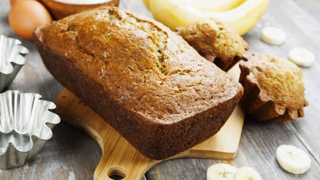 Bolo de banana molhadinho sem glúten: fácil, fofinho e cheio de sabor