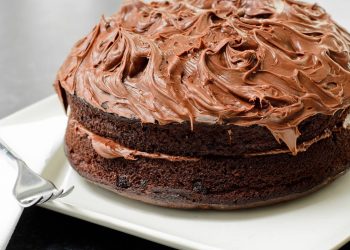 Bolo de chocolate rápido, fofinho e super molhadinho: receita fácil para adoçar o seu dia