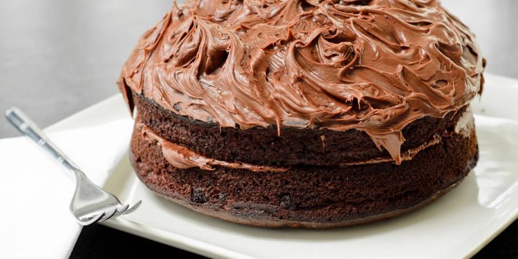 Bolo de chocolate rápido, fofinho e super molhadinho: receita fácil para adoçar o seu dia