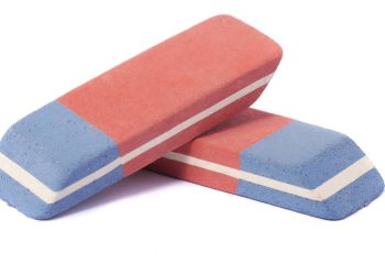 A verdadeira função da parte azul da borracha que quase ninguém usa