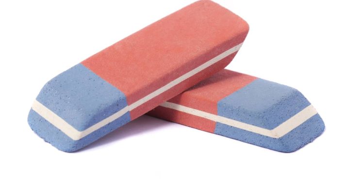 A verdadeira função da parte azul da borracha que quase ninguém usa