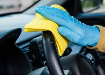 Aprenda a deixar o interior do carro impecável com truques caseiros e cuidados simples
