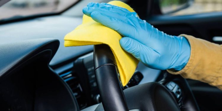 Aprenda a deixar o interior do carro impecável com truques caseiros e cuidados simples