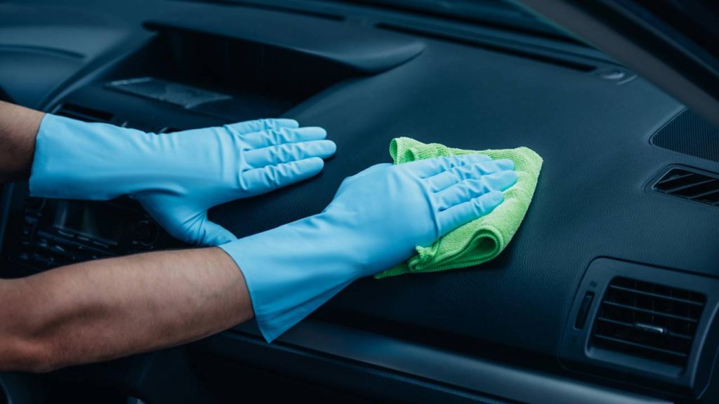 Aprenda a deixar o interior do carro impecável com truques caseiros e cuidados simples