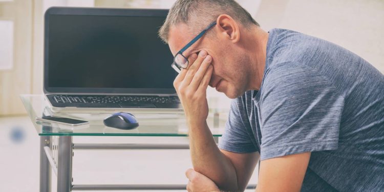 O que significa o impulso de coçar os olhos quando estamos cansados, segundo a psicologia