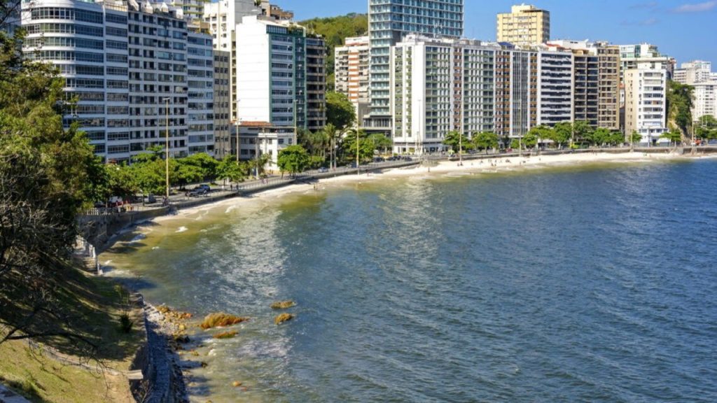 A cidade do Sudeste que encanta com qualidade de vida, cultura e paisagens à beira-mar