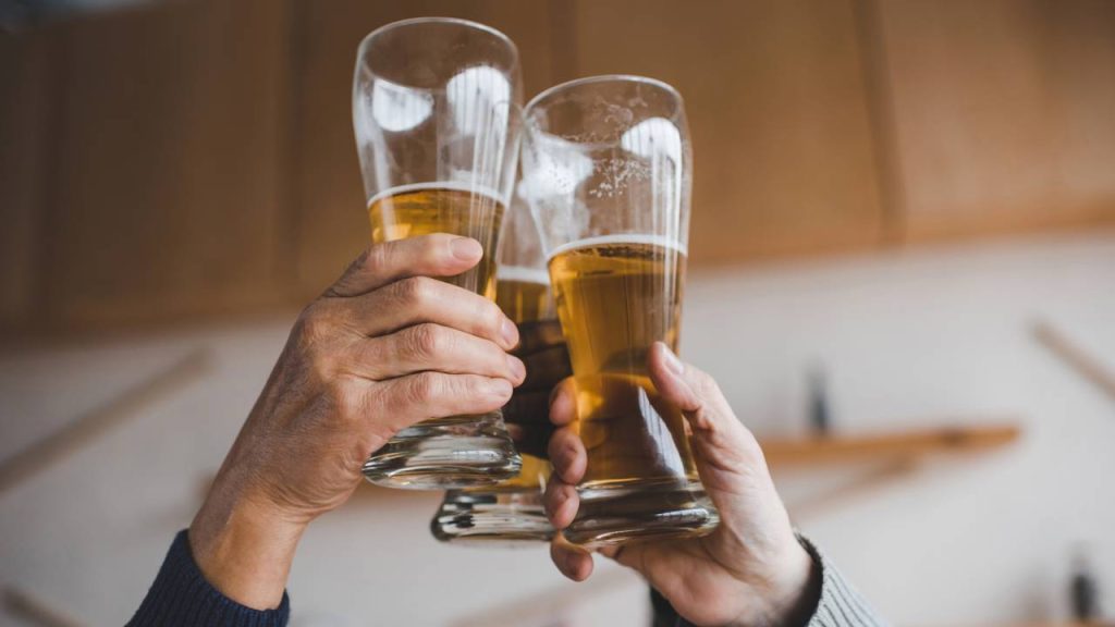 Estudo revela risco assustador de AVC entre quem bebe frequentemente