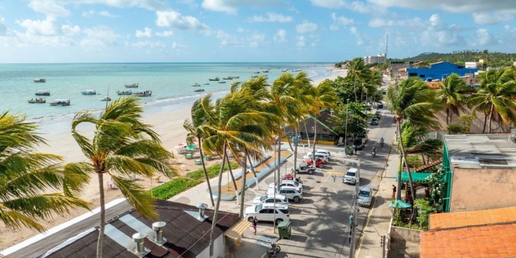Essa cidade conhecida como “Caribe Brasileiro” combina piscinas naturais e clima tropical