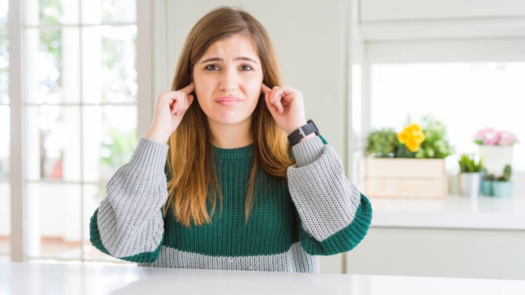 Esse zumbido no ouvido pode estar revelando algo importante sobre sua saúde