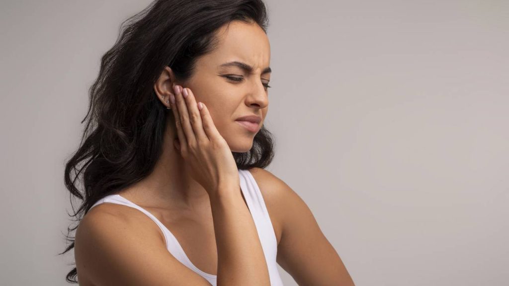 Esse zumbido no ouvido pode estar revelando algo importante sobre sua saúde