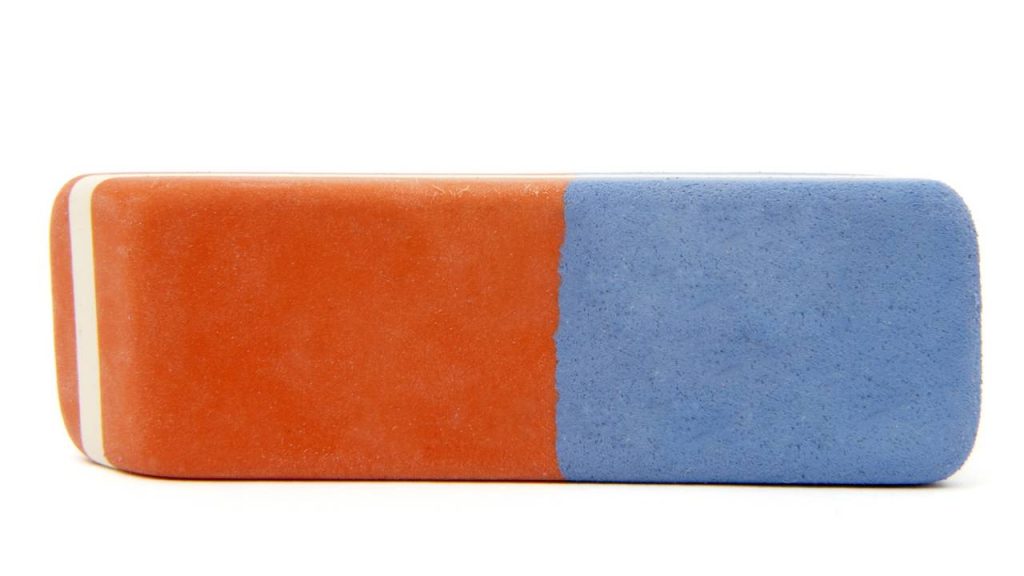 A verdadeira função da parte azul da borracha que quase ninguém usa