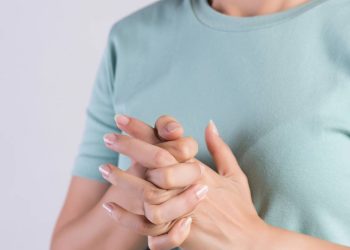 A verdade sobre o hábito de estalar os dedos e o que ele causa no corpo