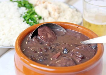 Feijoada fácil e deliciosa: receita completa para um almoço de domingo inesquecível