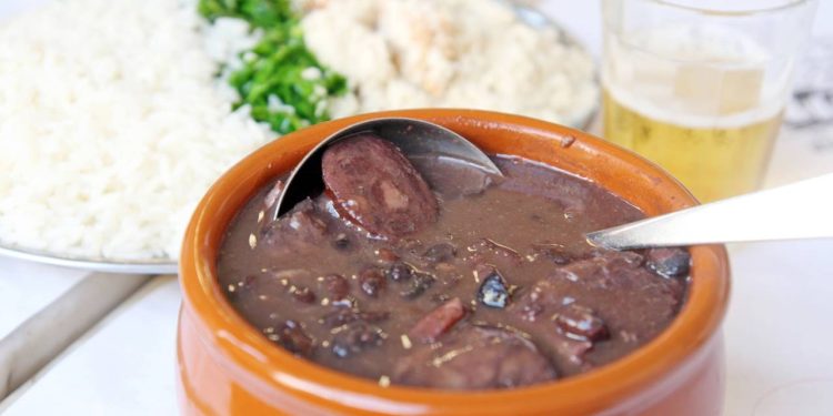 Feijoada fácil e deliciosa: receita completa para um almoço de domingo inesquecível