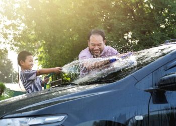 Por que lavar o carro pode ser relaxante, segundo a psicologia
