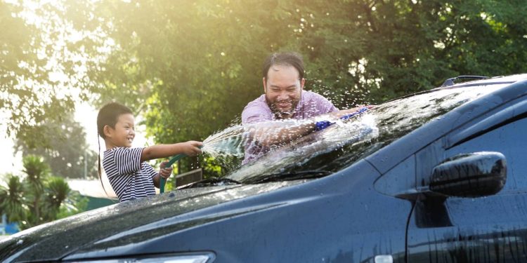 Por que lavar o carro pode ser relaxante, segundo a psicologia