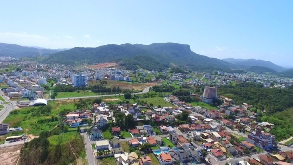 A cidade litorânea de Santa Catarina que se destaca por qualidade de vida e tranquilidade junto à natureza
