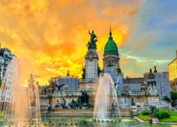 A cidade que encanta brasileiros com cultura intensa, arquitetura histórica e vida noturna cheia de energia