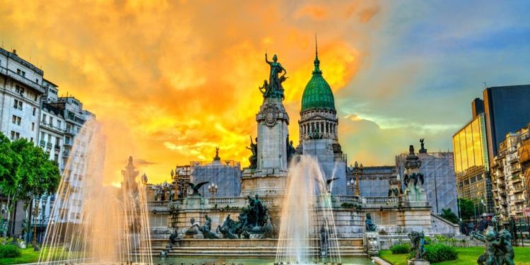 A cidade que encanta brasileiros com cultura intensa, arquitetura histórica e vida noturna cheia de energia