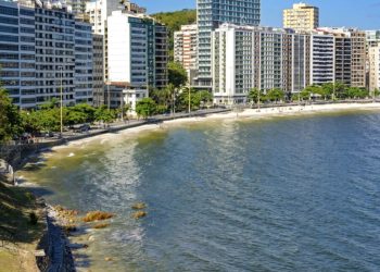 A cidade que encanta com praias, arte e qualidade de vida perto da capital carioca