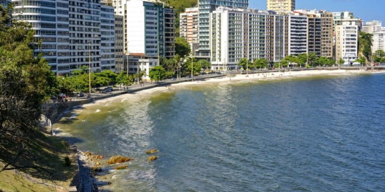 A cidade que encanta com praias, arte e qualidade de vida perto da capital carioca