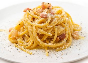 Macarrão carbonara prático: receita cremosa para fazer em 12 minutos