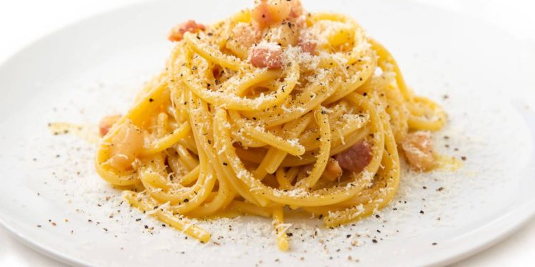 Macarrão carbonara prático: receita cremosa para fazer em 12 minutos