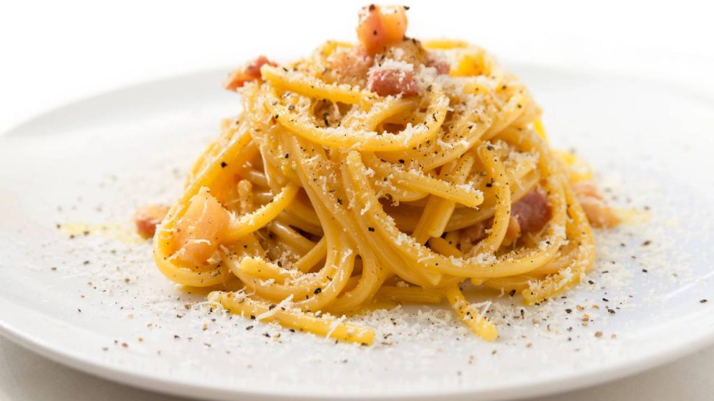 Macarrão carbonara prático: receita cremosa para fazer em 12 minutos