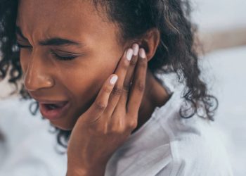 Esse zumbido no ouvido pode estar revelando algo importante sobre sua saúde