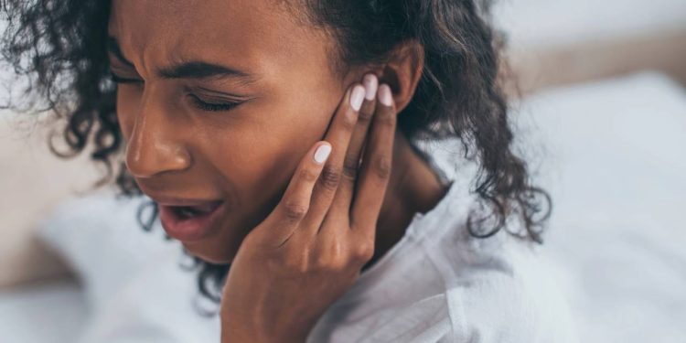 Esse zumbido no ouvido pode estar revelando algo importante sobre sua saúde