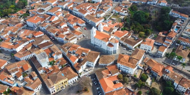 Conheça a cidade com charme colonial e natureza exuberante no norte de Minas Gerais