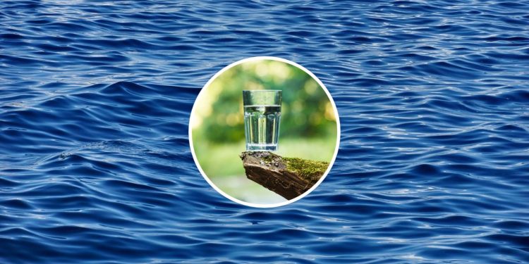 A explicação real por que a água do mar é azul, mas transparente no copo