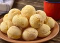Pão de queijo super fácil e crocante: receita mineira tradicional para fazer em casa