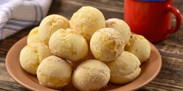 Pão de queijo super fácil e crocante: receita mineira tradicional para fazer em casa