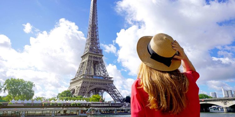 O motivo surpreendente que levou ao fechamento da Torre Eiffel por uma semana