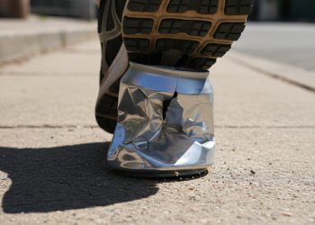 Por que sentimos uma satisfação boba em esmagar latinhas vazias, segundo a Psicologia.