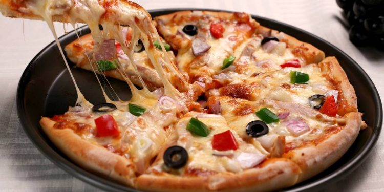 Pizza de frigideira fit: receita fácil, leve e deliciosa para qualquer hora