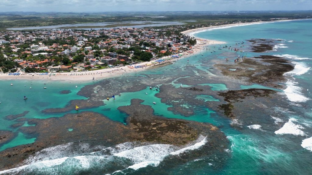 Essa cidade encanta turistas com águas cristalinas, piscinas naturais e clima tropical no litoral de Pernambuco