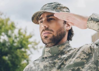 A origem surpreendente da saudação militar que conhecemos hoje