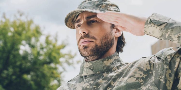 A origem surpreendente da saudação militar que conhecemos hoje