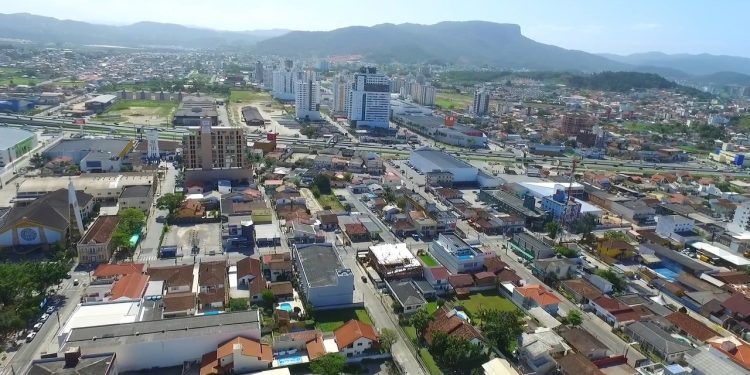 A cidade litorânea de Santa Catarina que se destaca por qualidade de vida e tranquilidade junto à natureza