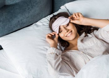 Aprenda como melhorar a qualidade do sono com chás calmantes e técnicas de respiração