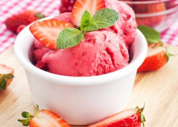 Sorvete de morango sem açúcar saudável, leve, cremoso e pronto em minutos