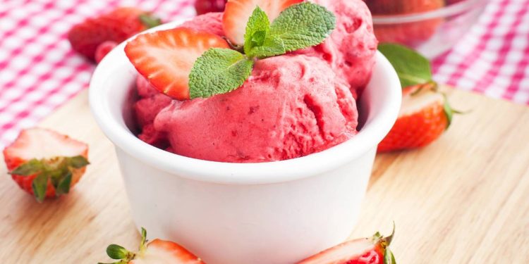 Sorvete de morango sem açúcar saudável, leve, cremoso e pronto em minutos