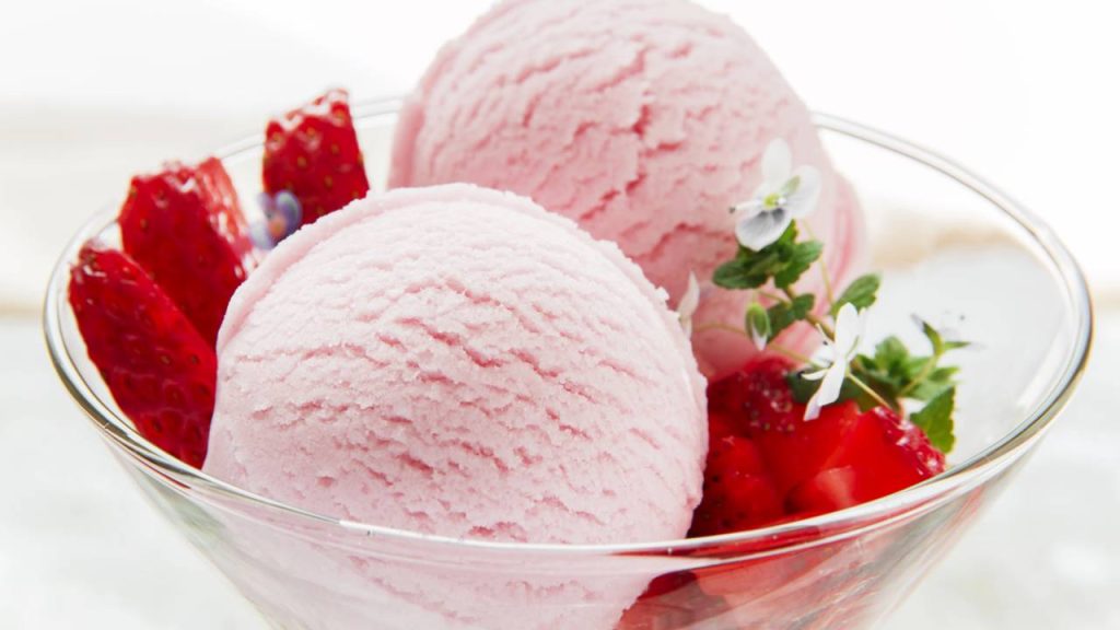 Sorvete de morango sem açúcar saudável, leve, cremoso e pronto em minutos